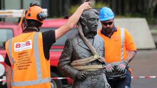 New Zealand: Controversial colonist's statue brought down