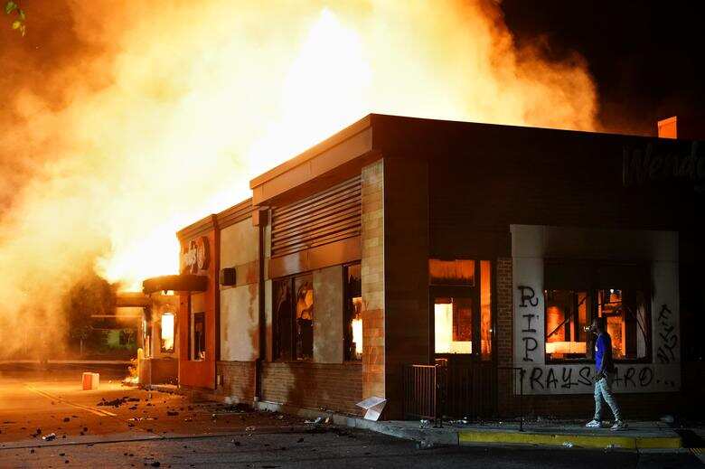 Protesters burn down Wendy's in Atlanta after police shooting Protesters burn down Wendy's in Atlanta after police shooting