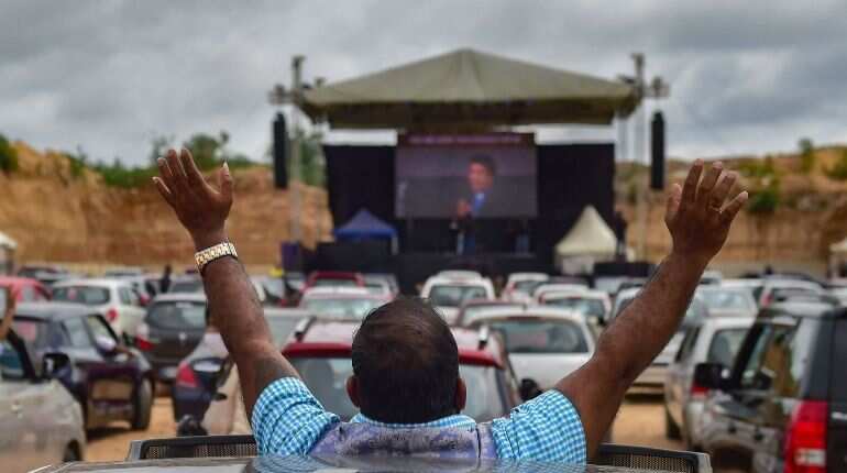 Service broadcasted on screens