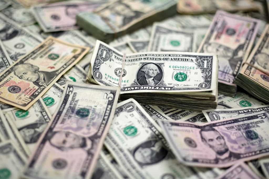 Wealthiest executives paid little to nothing in federal income taxes, report says