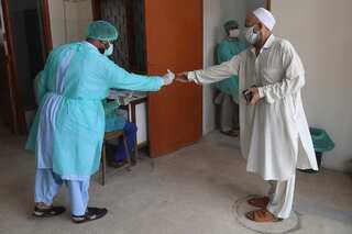 Pakistan reports 132 COVID-19 deaths in 24 hours; infections rise to over 165,000