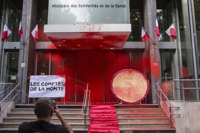 Protesters douse health ministry building in France with red paint