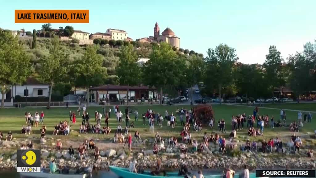 Floating musicians beat the coronavirus blues in Italy