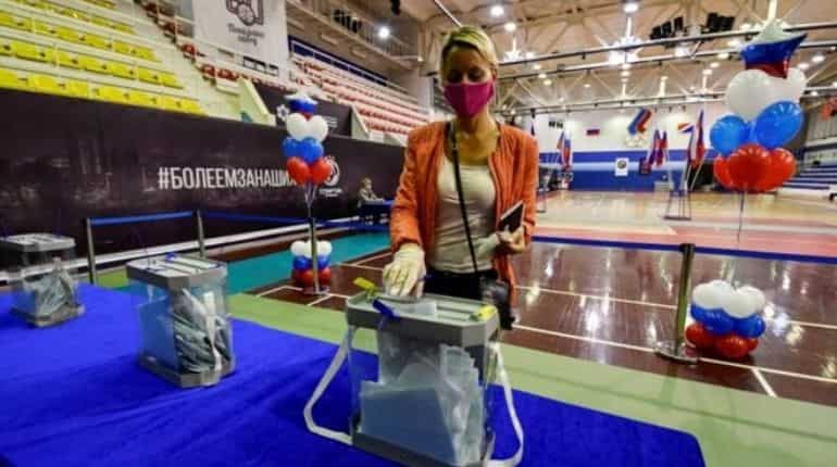 Russians cast early votes in ballot on President Putin's reforms to constitution Russians cast early votes in ballot on President Putin's reforms to constitution