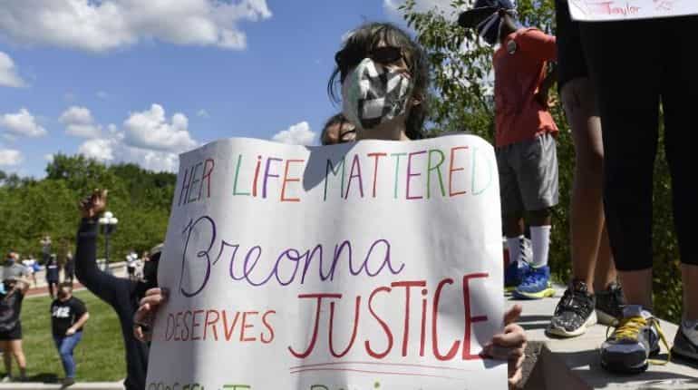 Seattle police officer runs bicycle over protestor's head; caught on tape