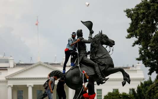 Four men charged for trying to pull down statue outside White House