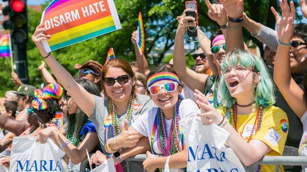 Thousand participates in march for Pride parade in Chicago