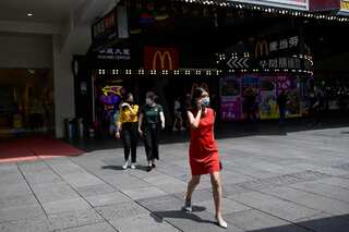 Japanese city aims to ban mobile phone for pedestrians