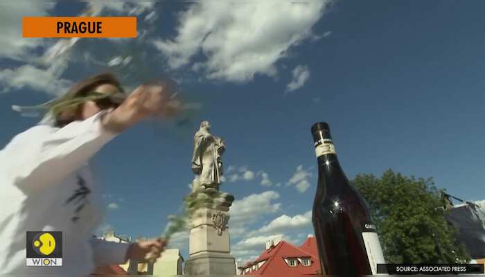 Dinner on Prague bridge to celebrate easing