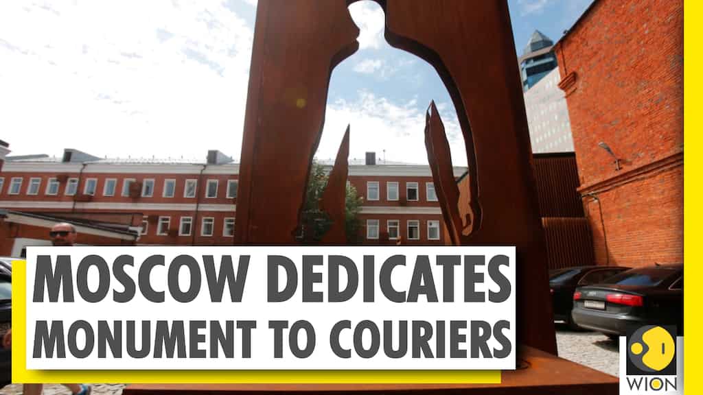 Moscow dedicates monument to delivery agents who fed Moscow through lockdown