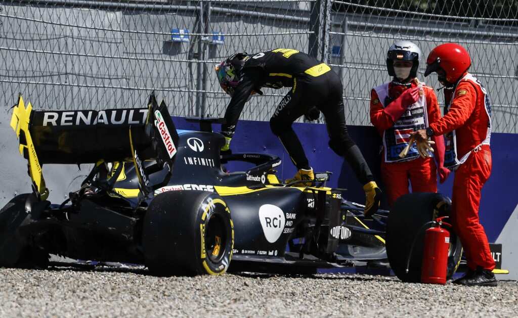 Ricciardo limps away after big crash in practice