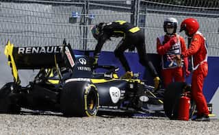 Ricciardo limps away after big crash in practice