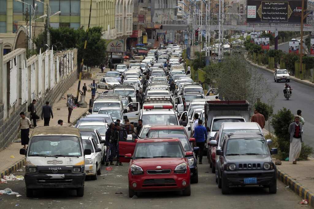 Yemen's worst fuel crisis | 4 km-long queues amid worst fuel crisis