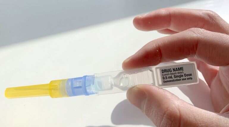 US invests heavily in a company, without a factory, to deliver COVID-19 vaccine