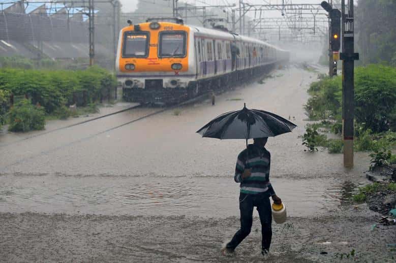 Buildings collapse in heavy rain in Mumbai, kill eight Buildings collapse in heavy rain in Mumbai, kill eight