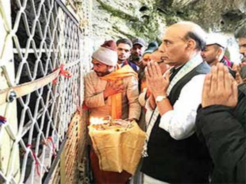 J&K: Defense Minister Rajnath visits Amarnath shrine accompanied by CDS, Army Chief