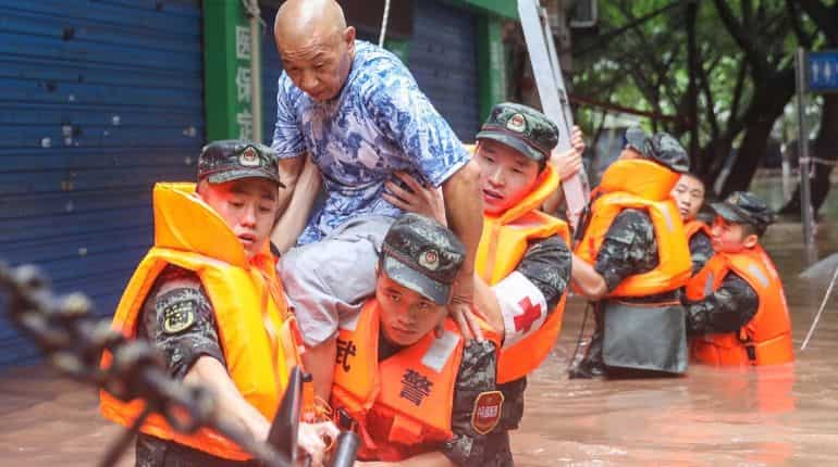 China faces flood ruin as companies shut shop