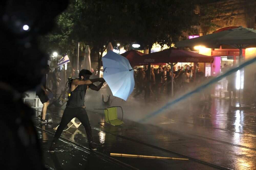 Israeli police fire water cannons to disperse anti-govt protests