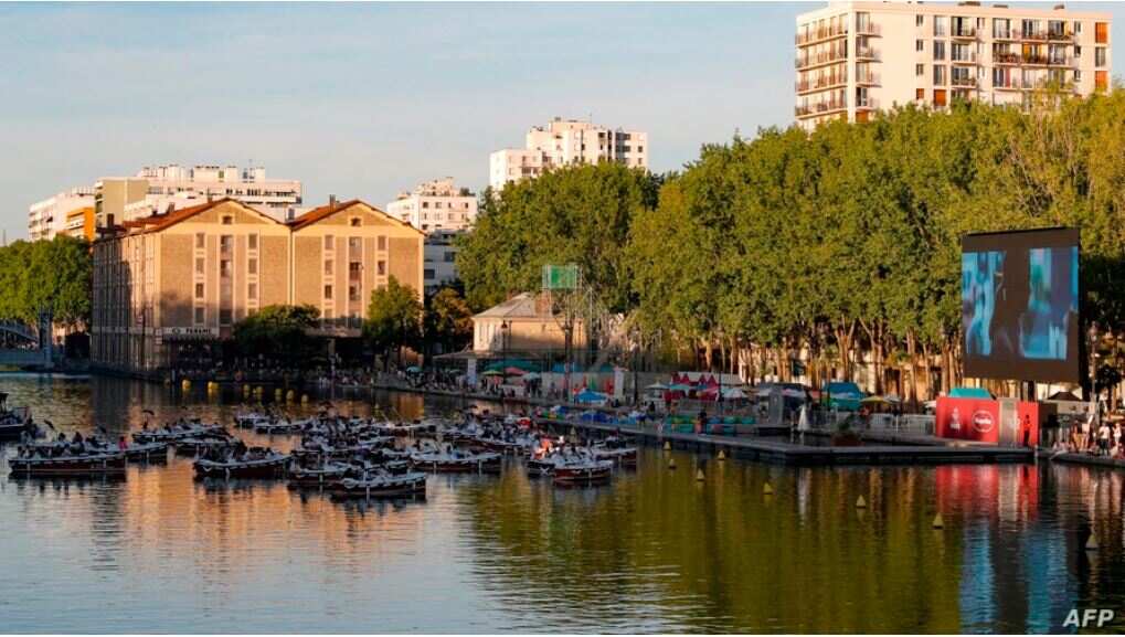 The magic of movies on water: Movie goers hire boats to enjoy french comedy