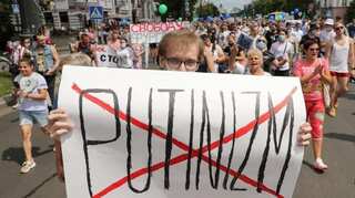 Tens of thousands protest against Putin in Russian far east