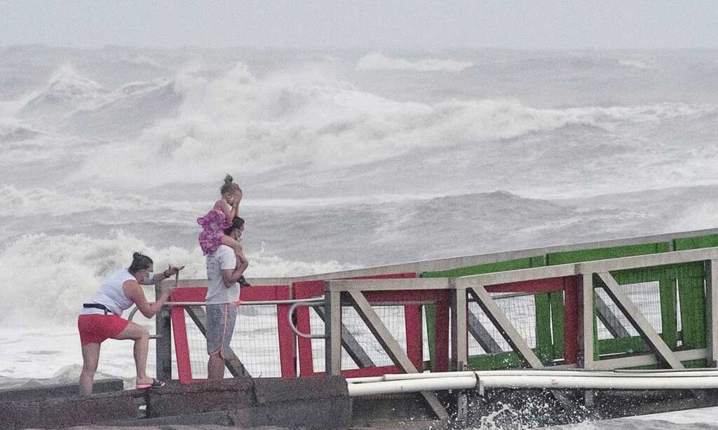 Hurricane Hanna lashes Texas gulf coast: Residential areas flooded in Mexico