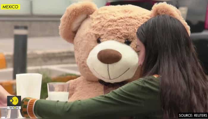Giant teddy bears keep customers apart at Mexico City cafe