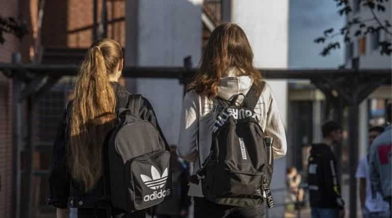 Thousands of students return as schools reopen in Germany