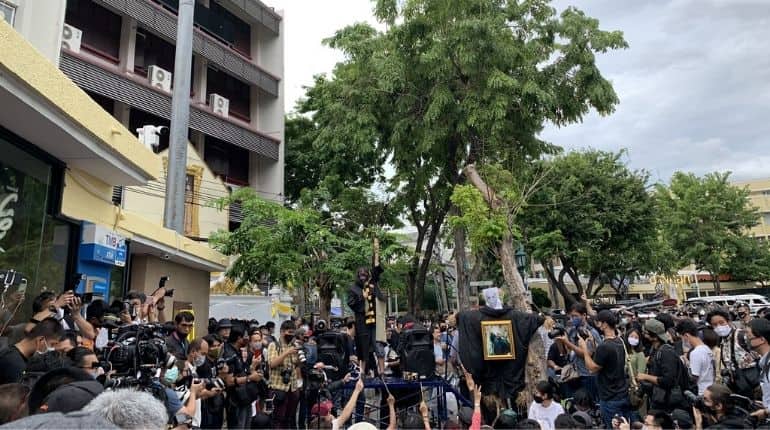 'Cast a spell' for democracy