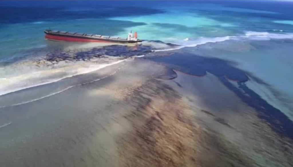 Oil spill of Japanese bulk carrier triggers crisis in Mauritius