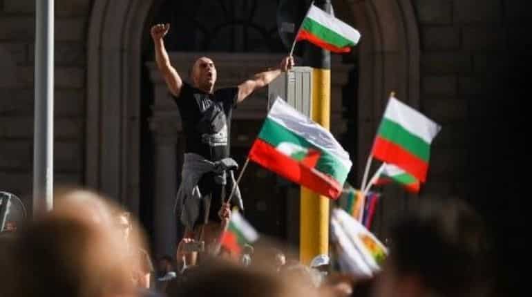 Bulgaria anti-govt protesters restore Sofia blockades Bulgaria anti-govt protesters restore Sofia blockades