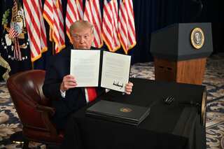 Trump signs orders extending coronavirus relief after talks with Congress break down