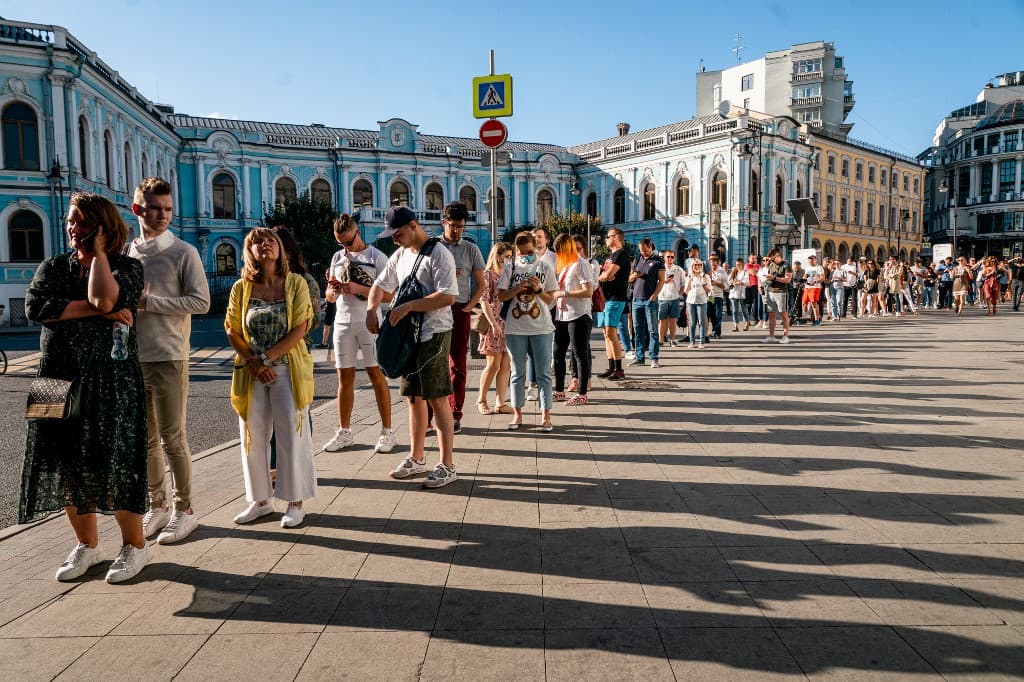 Long queues in Belarus vote, authorities denounce 'provocation'