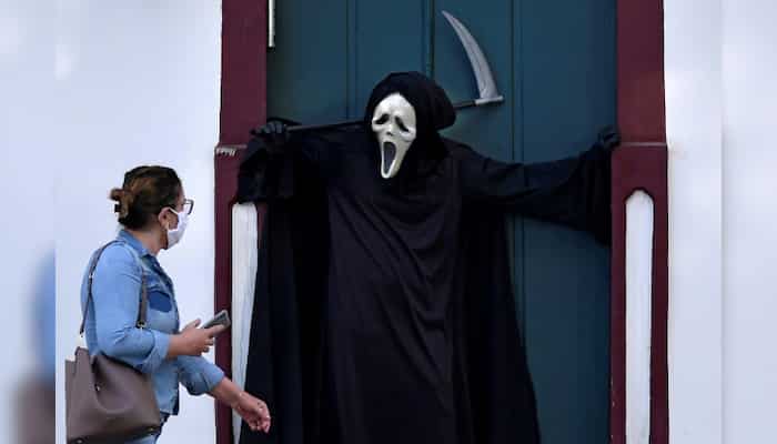 Actor dresses himself as ghostface to make people wear masks