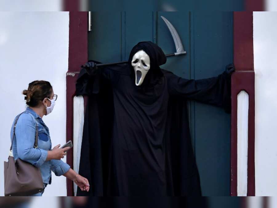 Actor dresses himself as ghostface to make people wear masks
