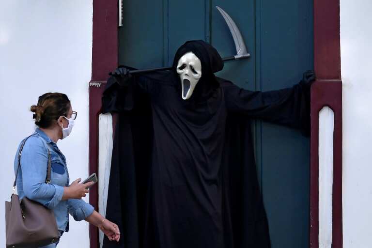 Actor dresses himself as ghostface to make people wear masks
