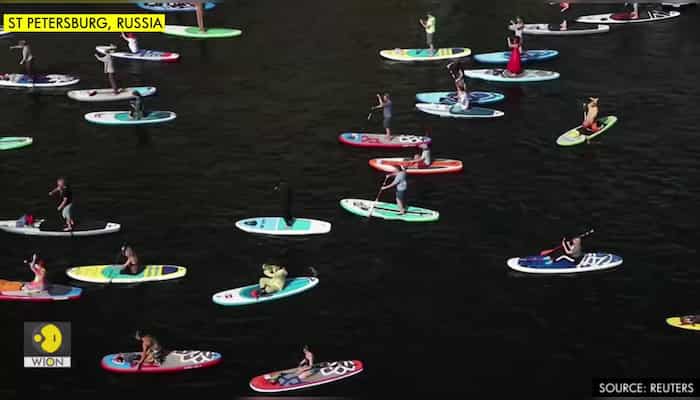 Thousands of paddle boarders ride thorugh St Petersburg canals