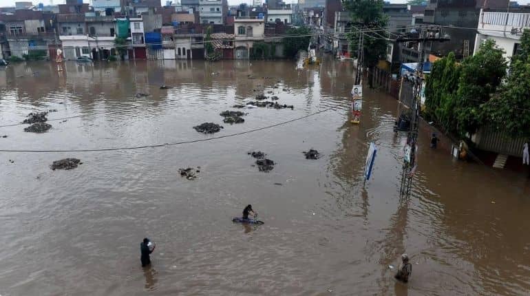Army fails to contain floods in Pakistan Army fails to contain floods in Pakistan