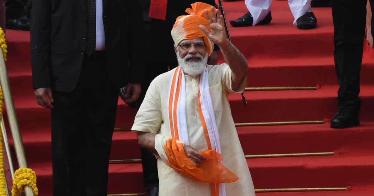 PM Modi continues 'saafa' tradition; sports a saffron and off-white headgear during I-Day address