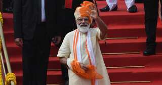 PM Modi continues 'saafa' tradition; sports a saffron and off-white headgear during I-Day address