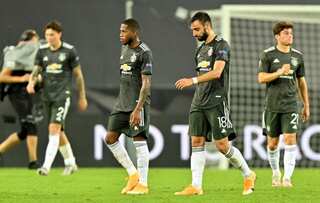 Manchester United punished as old frailties at both ends return
