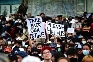 Anti-government protesters target King, PM in Thailand