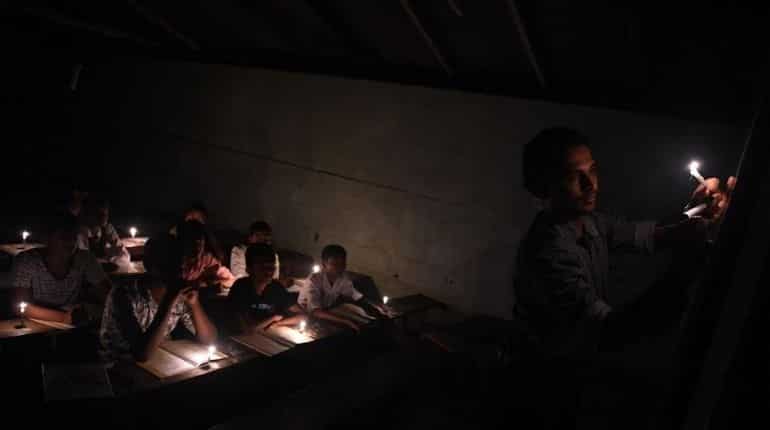 Sri Lanka plunged into darkness after power outage hits entire nation Sri Lanka plunged into darkness after power outage hits entire nation