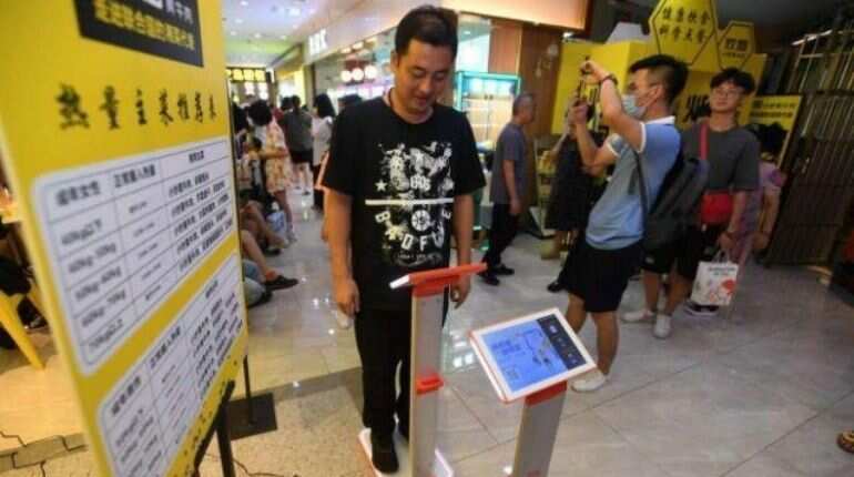 Chinese restaurant chain weighing customers to assess how much food they should eat Chinese restaurant chain weighing customers to assess how much food they should eat