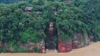 China evacuates 100,000 as floods threaten heritage site