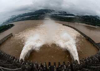 Water levels at China's Three Gorges near maximum after flooding rains