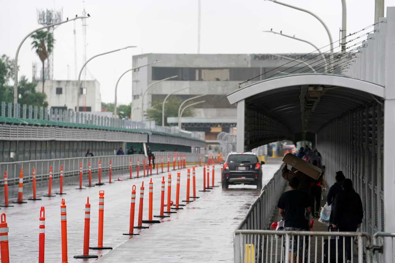 US closes lanes, adds checks at Mexico border to contain coronavirus US closes lanes, adds checks at Mexico border to contain coronavirus