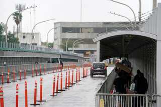 US closes lanes, adds checks at Mexico border to contain coronavirus