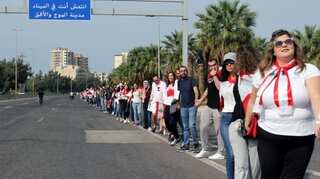Belarus: Protesters form human chain leading to a detention centre