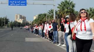 Belarus: Protesters form human chain leading to a detention centre