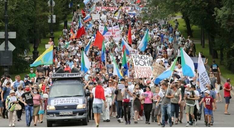 Protesters hold seventh anti-Kremlin march over detained governor